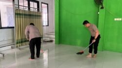 Sentuhan Kepedulian di Bulan Ramadhan, Kapolsek Pebayuran Bersama Anggota Bersihkan Masjid di Wilayah Kelurahan Kertasari