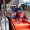 Polairud Polda Metro Jaya Evakuasi Warga Terdampak Banjir di Pondok Karya Jaksel