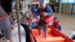 Polairud Polda Metro Jaya Evakuasi Warga Terdampak Banjir di Pondok Karya Jaksel