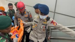 Brimob Polda Metro Bantu Evakuasi Korban Kecelakaan Kereta di Bekasi Timur