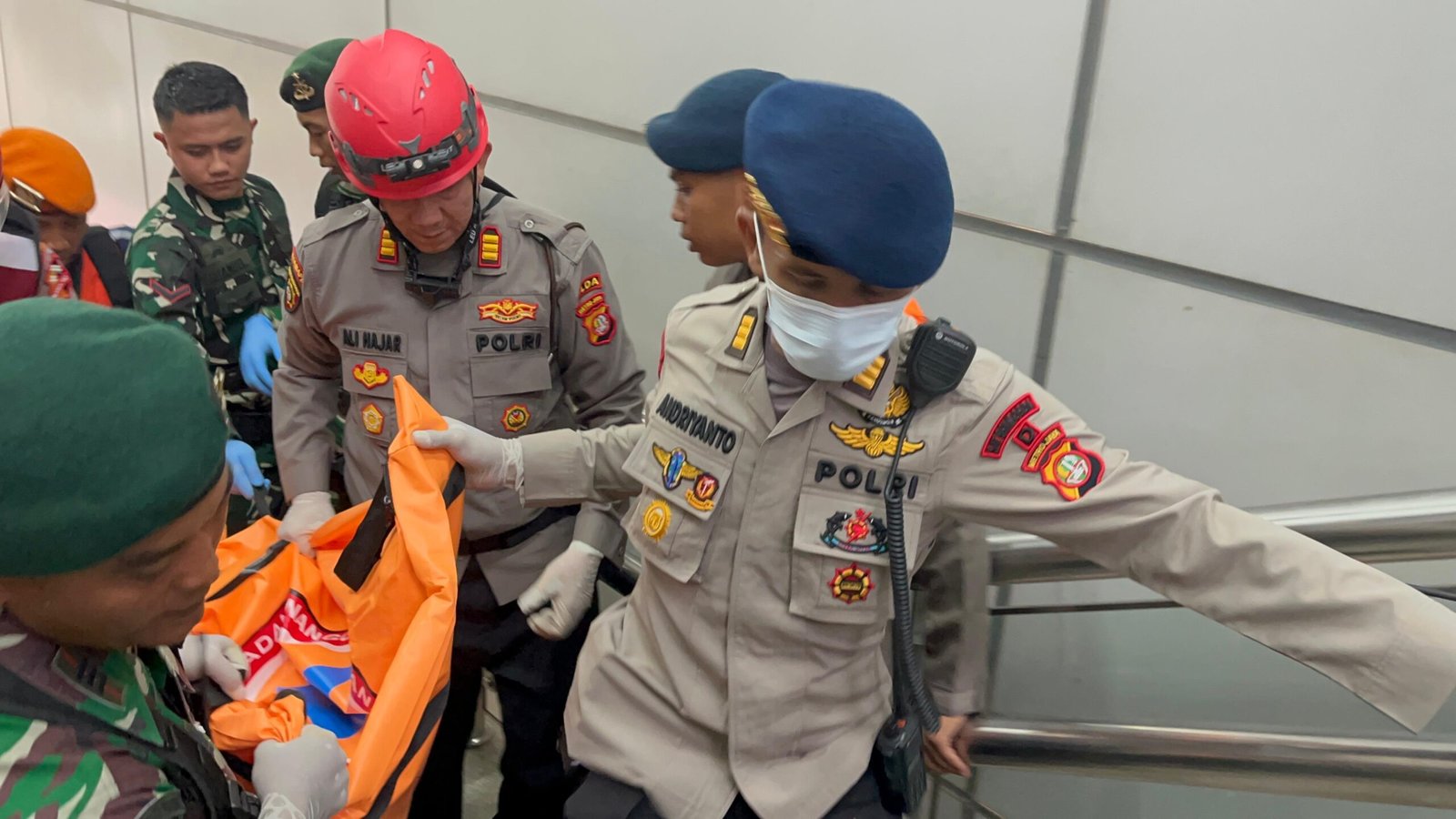 Brimob Polda Metro Bantu Evakuasi Korban Kecelakaan Kereta di Bekasi Timur