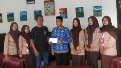 SMAN 1 Pebayuran Tunjukkan Kepedulian, Bantu Ibu Iroh yang Lumpuh di Bantarjaya