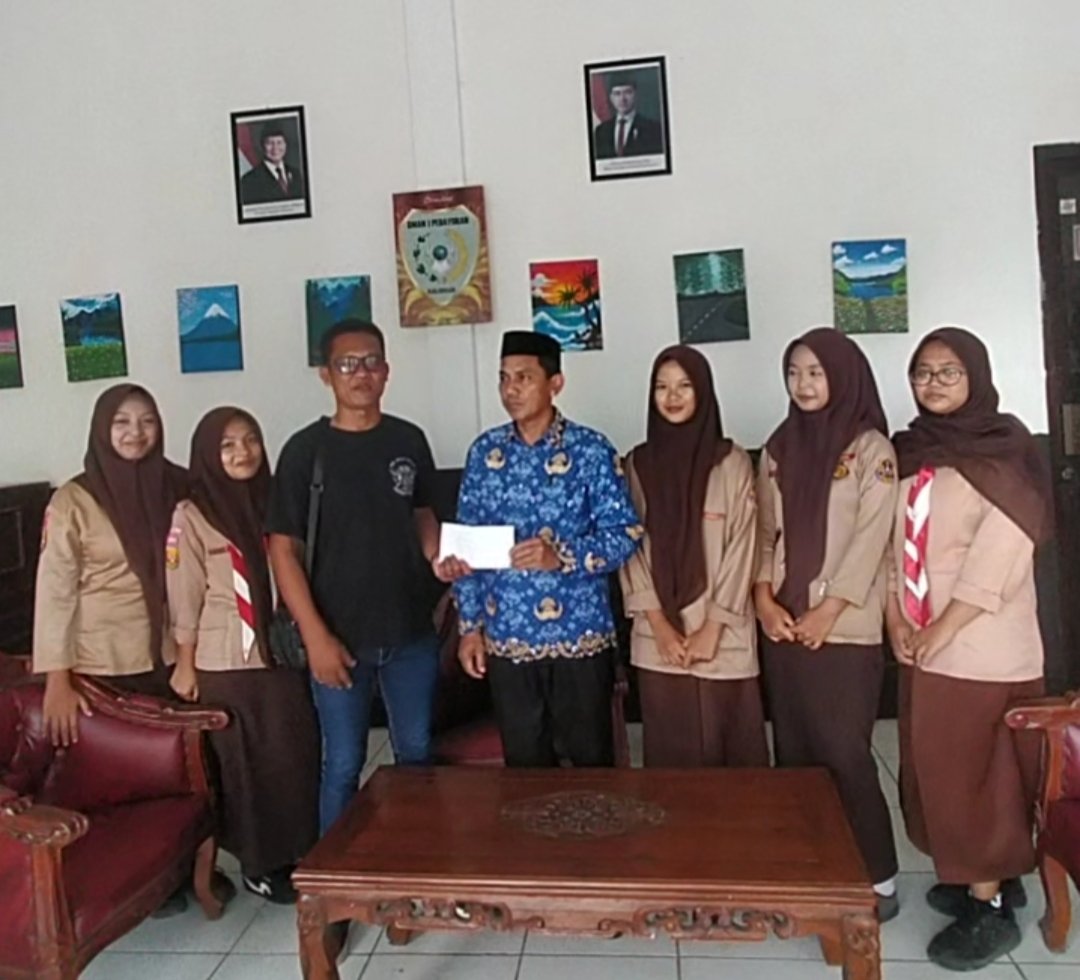 SMAN 1 Pebayuran Tunjukkan Kepedulian, Bantu Ibu Iroh yang Lumpuh di Bantarjaya