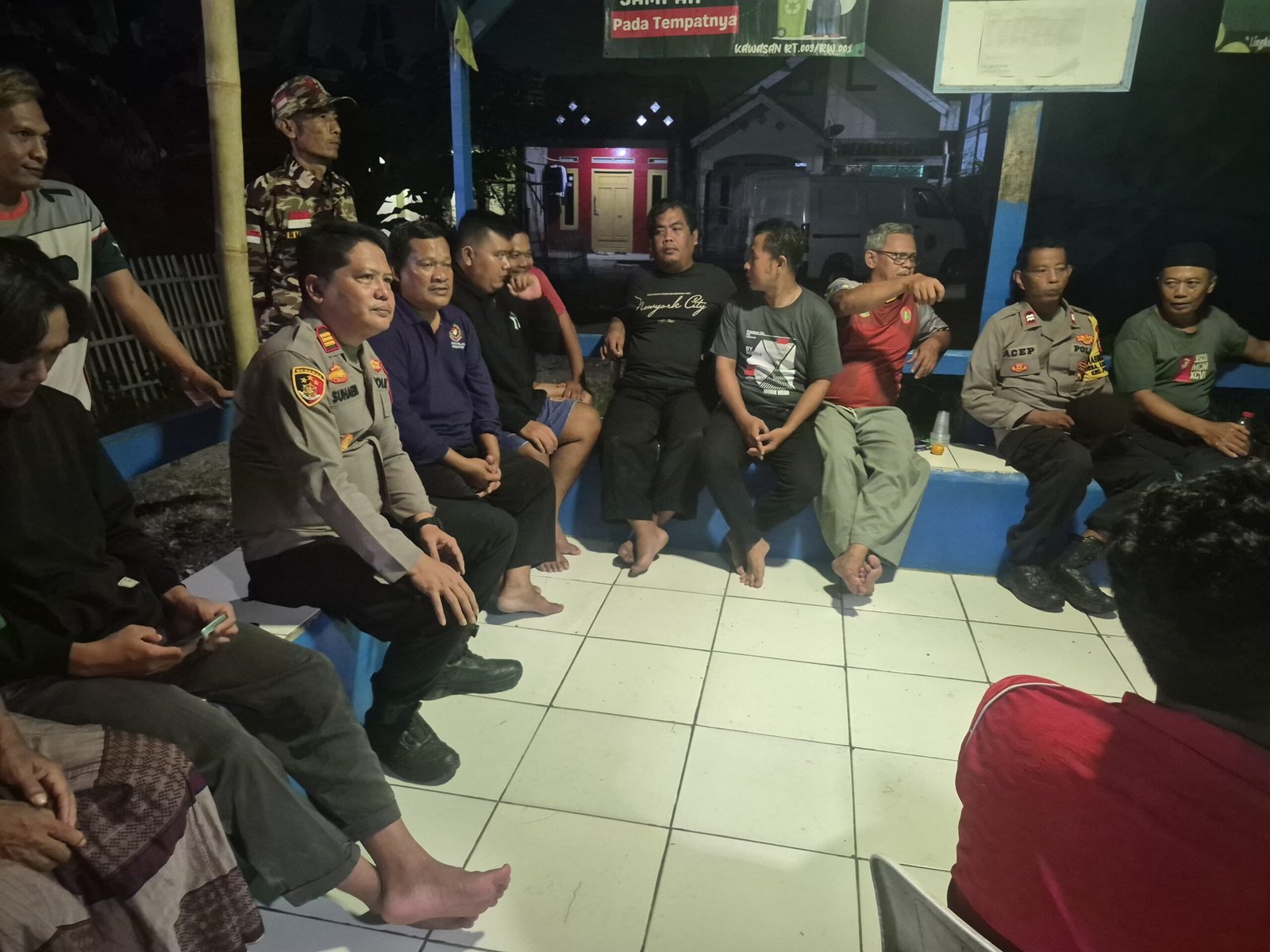 Giat Jaga Bekasi On Teh post di Kertasari, Kapolsek Pebayuran Ajak Warga Perkuat Sinergitas Jaga Kamtibmas