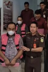 Petugas Kejaksaan Negeri Kabupaten Bekasi menggiring dua tersangka berompi tahanan usai penetapan dalam kasus dugaan korupsi pemasangan sambungan air bersih Perumda Tirta Bhagasasi yang diduga merugikan negara Rp4,5 miliar