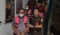 Petugas Kejaksaan Negeri Kabupaten Bekasi menggiring dua tersangka berompi tahanan usai penetapan dalam kasus dugaan korupsi pemasangan sambungan air bersih Perumda Tirta Bhagasasi yang diduga merugikan negara Rp4,5 miliar