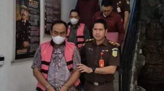 Petugas Kejaksaan Negeri Kabupaten Bekasi menggiring dua tersangka berompi tahanan usai penetapan dalam kasus dugaan korupsi pemasangan sambungan air bersih Perumda Tirta Bhagasasi yang diduga merugikan negara Rp4,5 miliar