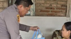 Polsek Pebayuran Salurkan Bantuan Sembako kepada Warga Sakit dan Kurang Mampu Melalui Program Jumat Berkah