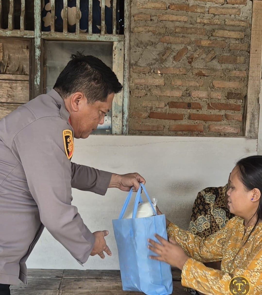 Polsek Pebayuran Salurkan Bantuan Sembako kepada Warga Sakit dan Kurang Mampu Melalui Program Jumat Berkah