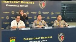 (Ki-ka) Direktur Reserse Kriminal Umum Kepolisian Daerah Metropolitan Jakarta Raya (Polda Metro Jaya) Komisaris Besar Iman Imanuddin, Kepala Bidang Hubungan Masyarakat Polda Metro Jaya Kombes Budi Hermanto, dan Kepala Subbidang Penerangan Masyarakat Ajun Komisaris Besar Onkoseno Gradiarso saat konferensi pers di Markas Polda Metro Jaya, Jakarta Selatan, 27 Juli 2026. Tempo/Nabiila Azzahra A.