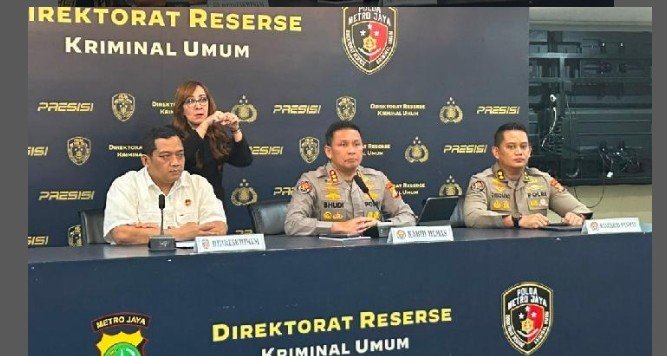 (Ki-ka) Direktur Reserse Kriminal Umum Kepolisian Daerah Metropolitan Jakarta Raya (Polda Metro Jaya) Komisaris Besar Iman Imanuddin, Kepala Bidang Hubungan Masyarakat Polda Metro Jaya Kombes Budi Hermanto, dan Kepala Subbidang Penerangan Masyarakat Ajun Komisaris Besar Onkoseno Gradiarso saat konferensi pers di Markas Polda Metro Jaya, Jakarta Selatan, 27 Juli 2026. Tempo/Nabiila Azzahra A.
