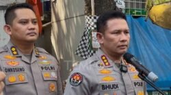 Kepala Bidang Hubungan Masyarakat Kepolisian Daerah Metropolitan Jakarta Raya (Polda Metro Jaya) Komisaris Besar Budi Hermanto menyampaikan keterangan pers di lokasi bentrokan maut di Menteng, Jakarta Pusat, 27 Juli 2026. Tempo/Nabiila Azzahra A
