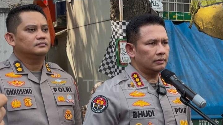 Kepala Bidang Hubungan Masyarakat Kepolisian Daerah Metropolitan Jakarta Raya (Polda Metro Jaya) Komisaris Besar Budi Hermanto menyampaikan keterangan pers di lokasi bentrokan maut di Menteng, Jakarta Pusat, 27 Juli 2026. Tempo/Nabiila Azzahra A