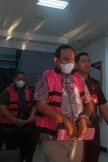 Petugas Kejaksaan Negeri Kabupaten Bekasi menggiring dua tersangka kasus dugaan korupsi pemasangan sambungan air bersih Perumda Tirta Bhagasasi usai penetapan status tersangka. ()