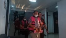Petugas Kejaksaan Negeri Kabupaten Bekasi menggiring dua tersangka kasus dugaan korupsi pemasangan sambungan air bersih Perumda Tirta Bhagasasi usai penetapan status tersangka. ()