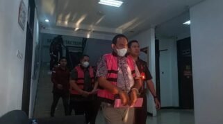 Petugas Kejaksaan Negeri Kabupaten Bekasi menggiring dua tersangka kasus dugaan korupsi pemasangan sambungan air bersih Perumda Tirta Bhagasasi usai penetapan status tersangka. ()
