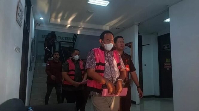 Petugas Kejaksaan Negeri Kabupaten Bekasi menggiring dua tersangka kasus dugaan korupsi pemasangan sambungan air bersih Perumda Tirta Bhagasasi usai penetapan status tersangka. ()