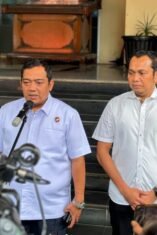 Dirkrimum Polda Metro memberikan keterangan kepada awak media dalam konferensi pers, didampingi seorang rekannya.