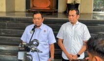 Dirkrimum Polda Metro memberikan keterangan kepada awak media dalam konferensi pers, didampingi seorang rekannya.