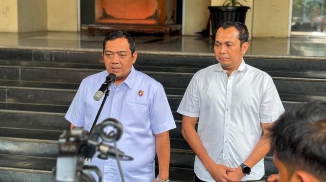 Dirkrimum Polda Metro memberikan keterangan kepada awak media dalam konferensi pers, didampingi seorang rekannya.
