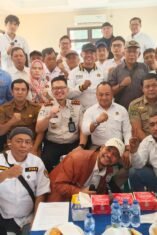 PWI Bekasi Raya bersama instansi pemerintah berfoto usai dialog pengawasan WNA dan TKA di Bekasi.