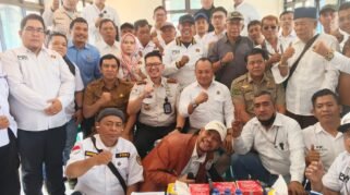 PWI Bekasi Raya bersama instansi pemerintah berfoto usai dialog pengawasan WNA dan TKA di Bekasi.