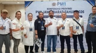 Sejumlah pengurus dan anggota PWI Bekasi Raya berfoto bersama dalam rangkaian Konferensi Provinsi (Konferprov) PWI Jawa Barat 2026. Mereka
