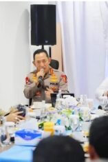 Kapolri Jenderal Pol. Listyo Sigit Prabowo (tengah) menghadiri dialog bersama jajaran Koalisi Besar Perjuangan Buruh Indonesia (KBPBI) di Kantor Sekretariat Bersama KBPBI, Jakarta, Jumat (7/8/2026). ANTARA/HO-Divisi Humas Polri