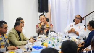 Kapolri Jenderal Pol. Listyo Sigit Prabowo (tengah) menghadiri dialog bersama jajaran Koalisi Besar Perjuangan Buruh Indonesia (KBPBI) di Kantor Sekretariat Bersama KBPBI, Jakarta, Jumat (7/8/2026). ANTARA/HO-Divisi Humas Polri