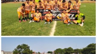 Tim sepak bola berpose bersama sebelum pertandingan turnamen antarklub se-Jabodetabek di Lapangan Den Sakti, Sumberjaya, Tambun Selatan, Bekasi.