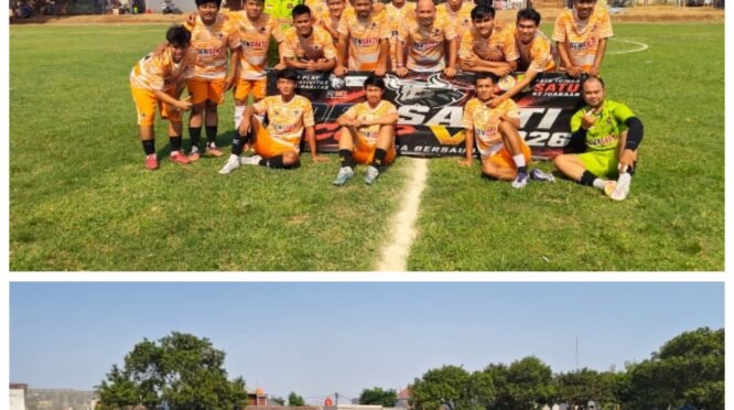 Tim sepak bola berpose bersama sebelum pertandingan turnamen antarklub se-Jabodetabek di Lapangan Den Sakti, Sumberjaya, Tambun Selatan, Bekasi.
