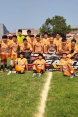Skuad Den Sakti berpose bersama di lapangan usai bertanding dalam turnamen sepak bola antarklub se-Jabodetabek di Sumberjaya, Tambun Selatan, Kabupaten Bekasi