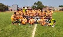 Skuad Den Sakti berpose bersama di lapangan usai bertanding dalam turnamen sepak bola antarklub se-Jabodetabek di Sumberjaya, Tambun Selatan, Kabupaten Bekasi