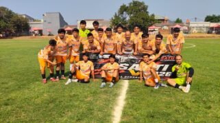 Skuad Den Sakti berpose bersama di lapangan usai bertanding dalam turnamen sepak bola antarklub se-Jabodetabek di Sumberjaya, Tambun Selatan, Kabupaten Bekasi
