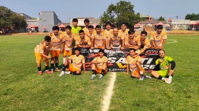 Skuad Den Sakti berpose bersama di lapangan usai bertanding dalam turnamen sepak bola antarklub se-Jabodetabek di Sumberjaya, Tambun Selatan, Kabupaten Bekasi