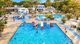 Kolam renang Watersplash Darmawangsa semarak dengan air biru jernih, area bermain anak, pepohonan rindang, serta fasilitas rekreasi yang lengkap dan nyaman bagi keluarga.