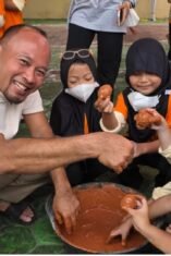 H. Nyamat mendampingi siswa belajar membuat olahan telur dalam kegiatan edukatif di Bekasi yang seru