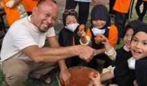H. Nyamat mendampingi siswa belajar membuat olahan telur dalam kegiatan edukatif di Bekasi yang seru