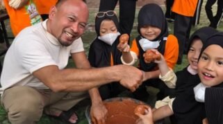 H. Nyamat mendampingi siswa belajar membuat olahan telur dalam kegiatan edukatif di Bekasi yang seru