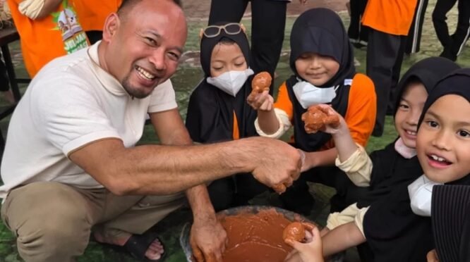 H. Nyamat mendampingi siswa belajar membuat olahan telur dalam kegiatan edukatif di Bekasi yang seru