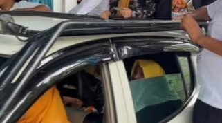 Suasana kampanye calon kepala desa nomor urut 3 di tengah warga. Pesan “Lanjutkan 3 Periode” terpampang, menandai dukungan terhadap calon untuk melanjutkan kepemimpinan.!