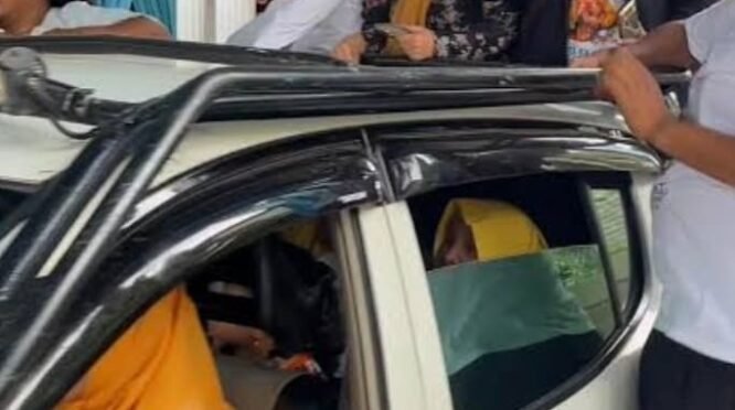 Suasana kampanye calon kepala desa nomor urut 3 di tengah warga. Pesan “Lanjutkan 3 Periode” terpampang, menandai dukungan terhadap calon untuk melanjutkan kepemimpinan.!